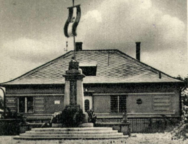 Hősök emlékműve és az országzászló