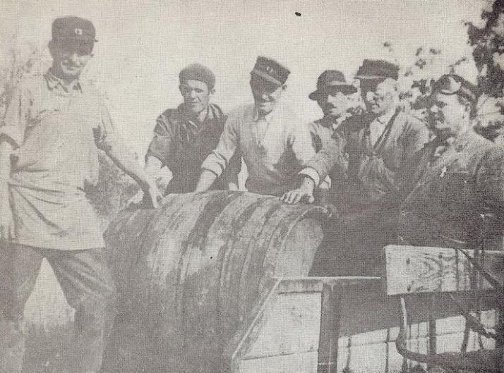 A Velencei-hegység lejtőin mindig jó bor termett ... A nadapi szőlők nedűje Is mindig híres volt. Az egykori szüret résztvevői — közöttük többen még ma is tsz-tagok — egy nagy hordót körül állva vidáman mosolyognak.
